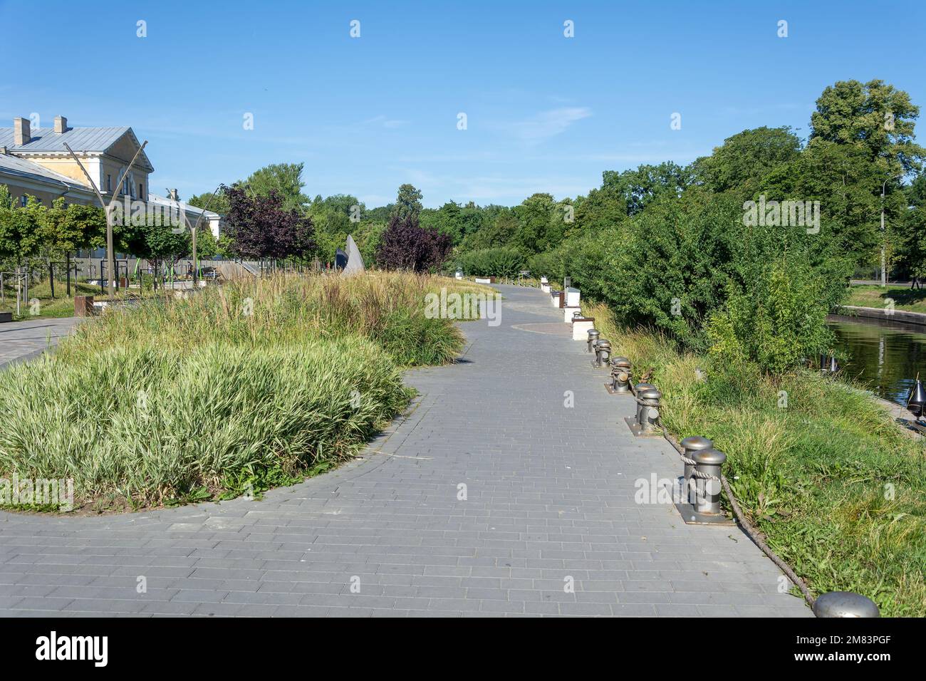 St Petersburg, spazio pubblico n sul lungofiume del fiume Karpovka, un luogo popolare Foto Stock