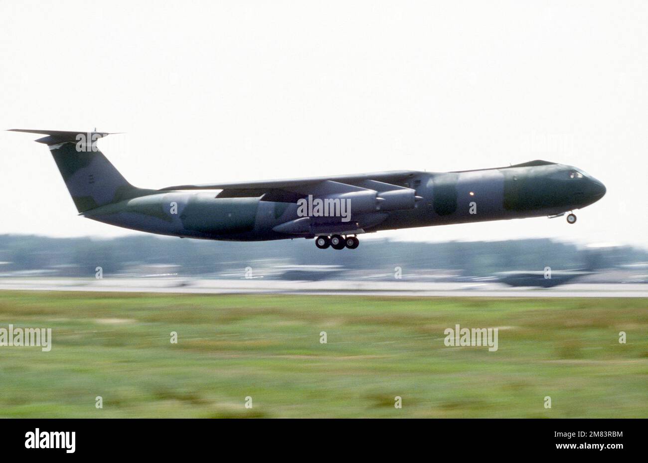 Un aereo Starlifter C-141b atterra durante il concorso tattico ...