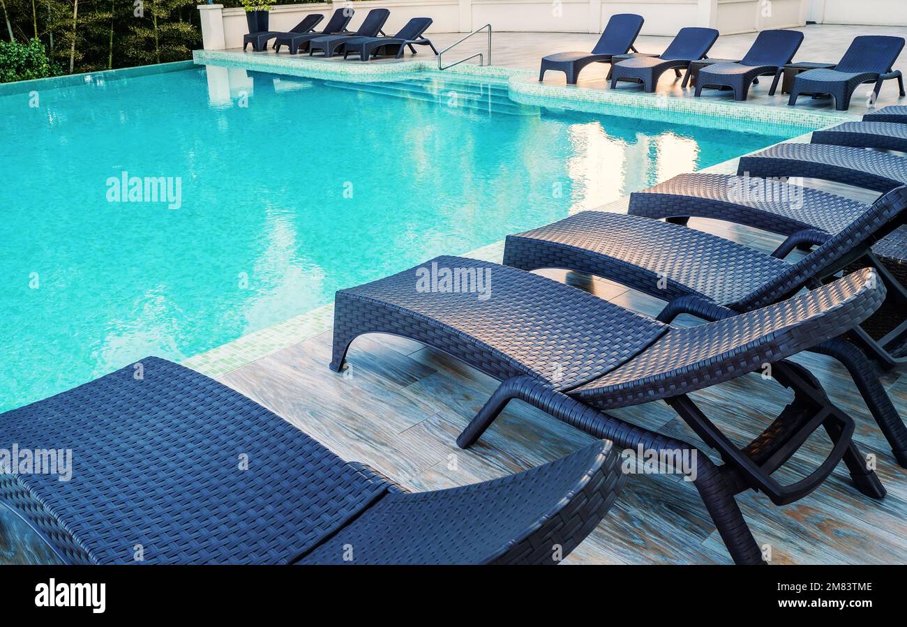 Piscina con divano o lettini in hotel di lusso. Foto Stock