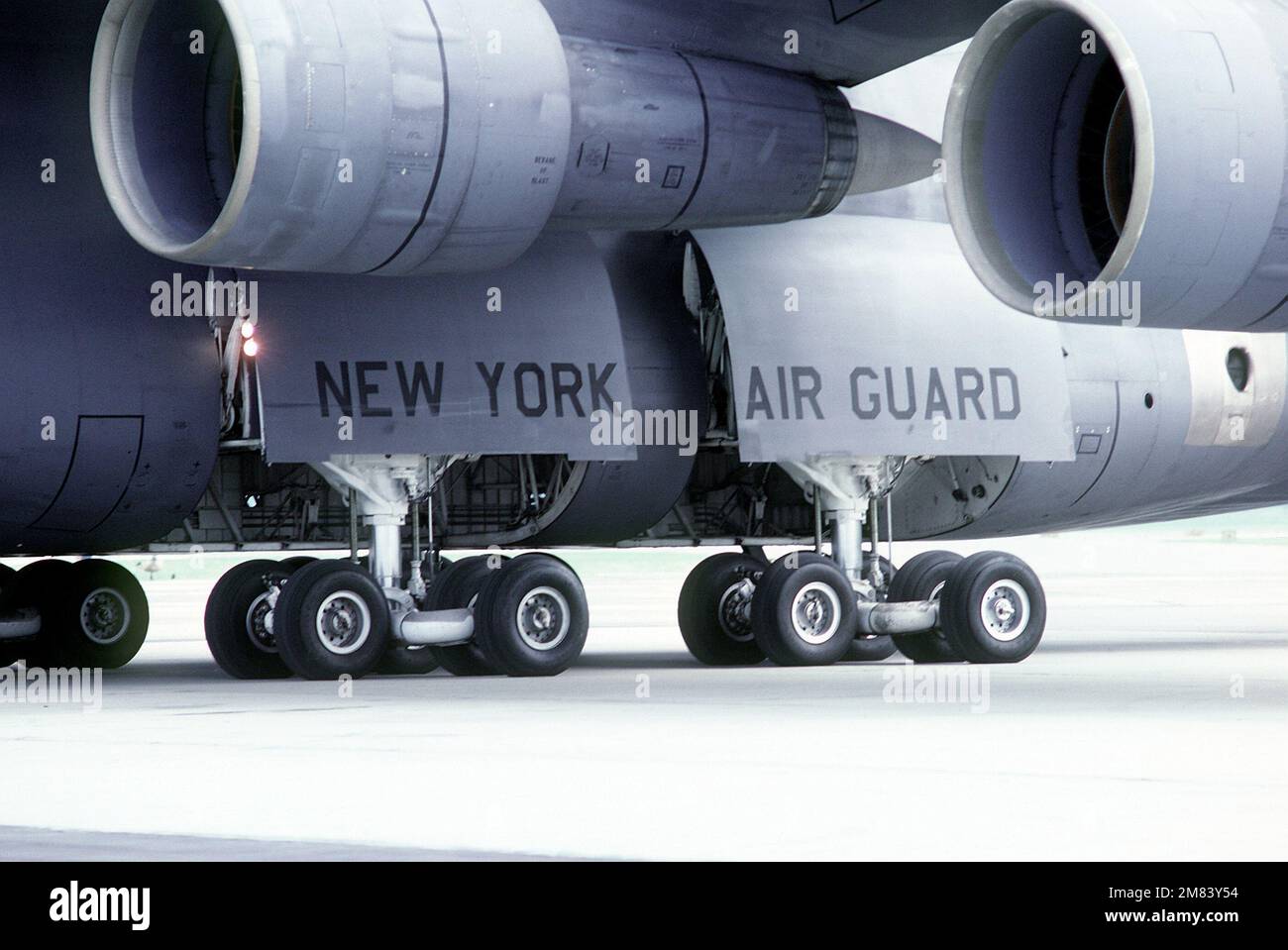 Primo piano del carrello di atterraggio sul primo velivolo C-5A Galaxy che sarà trasferito al gruppo di aerei militari 105th, New York Air National Guard, all'aeroporto internazionale di Stewart. Base: Newburgh Stato: New York (NY) Paese: Stati Uniti d'America (USA) Foto Stock