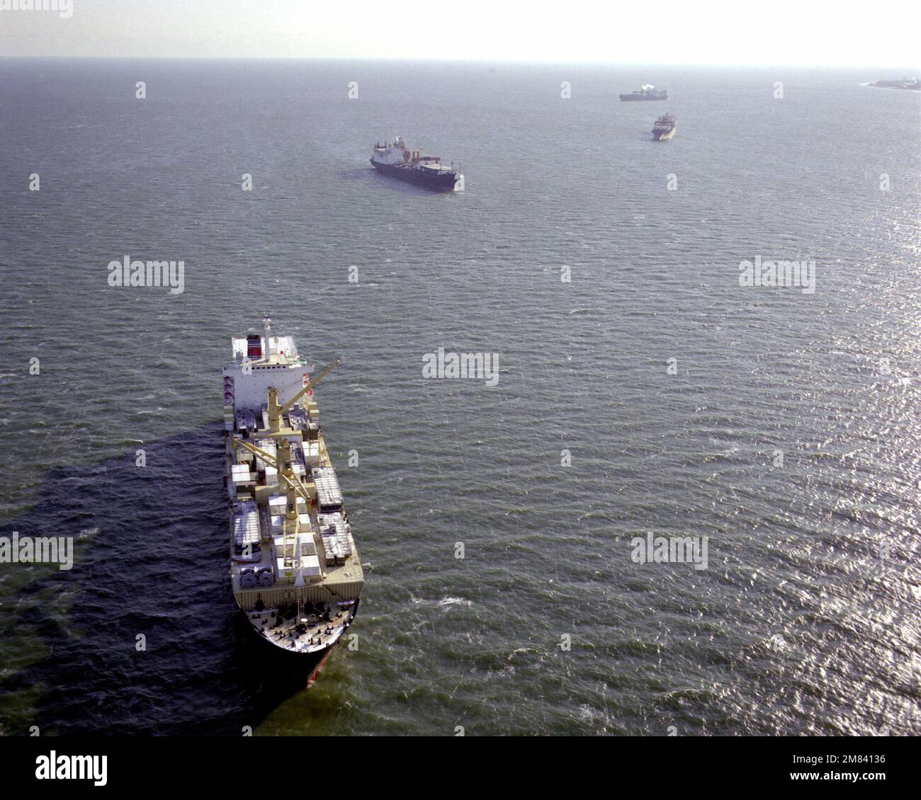 Una vista elevata di prua portuale della nave marittima di preposizionamento USNS 2nd LT. JOHN P. BOBO (T-AK-3008) IN CORSO. Paese: Sconosciuto Foto Stock