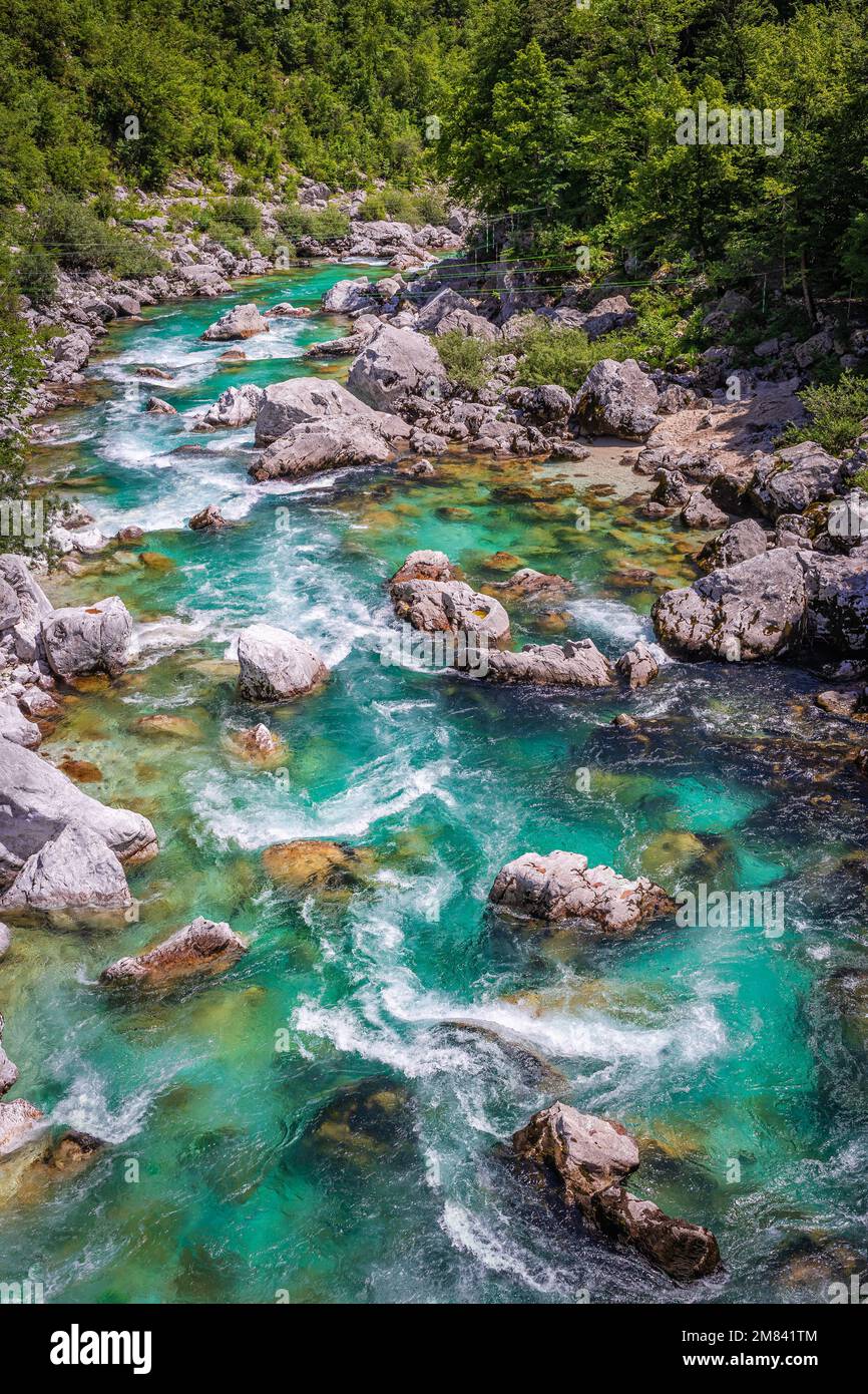 Valle Soca, Slovenia - veduta aerea del fiume alpino smeraldo Soca in una giornata estiva di sole con verde fogliame. Rafting su rapide in Slovenia Foto Stock