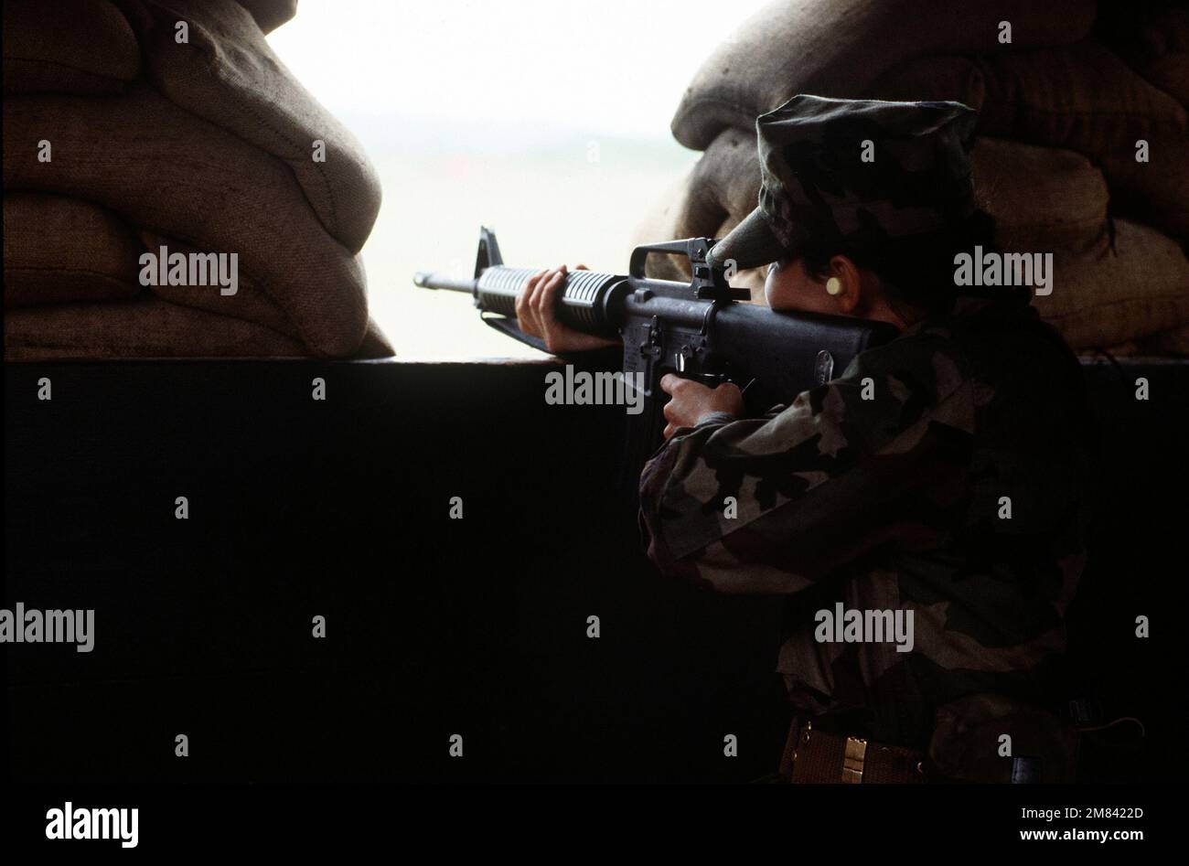 Una donna Marine Recruit spara un fucile M-16A2 da una posizione bunker durante l'addestramento di base presso il Marine Corps Recruit Depot. Base: USMC Recruit Depot,Parris Island Stato: South Carolina (SC) Paese: Stati Uniti d'America (USA) Foto Stock