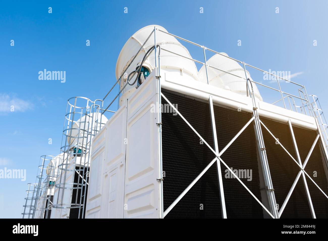 Set di torri di raffreddamento in cielo blu Foto Stock