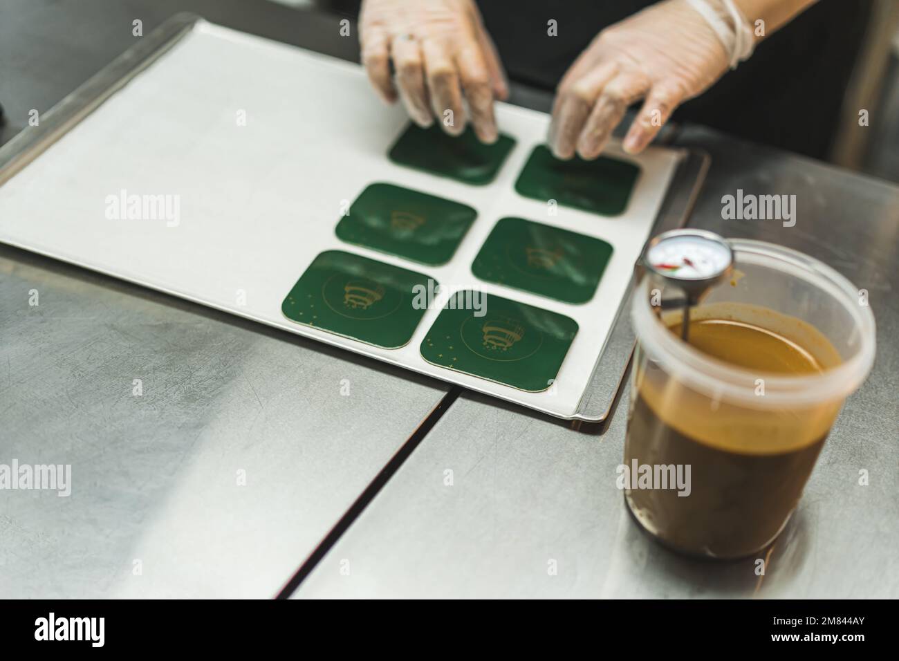 creare un dessert, chef preparare un vassoio per torte e caramello di fronte a lei. Foto di alta qualità Foto Stock