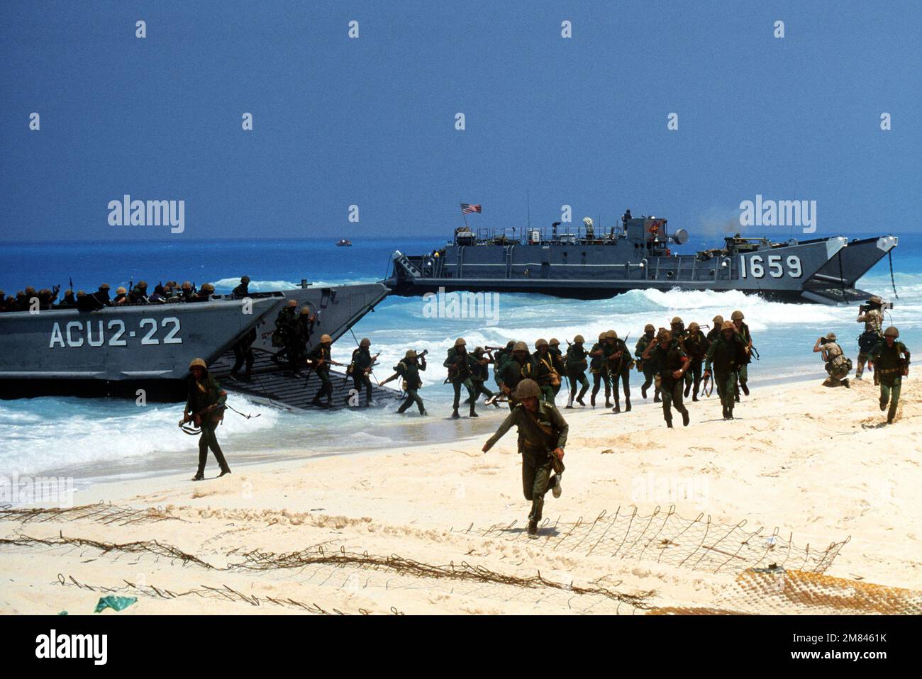 I marines egiziani escono da un'unità 2 dell'Artigianato d'Assalto (ACU-2) LCM-8 un'imbarcazione da sbarco meccanizzata durante un assalto anfibio a sostegno dell'esercizio congiunto multinazionale Bright Star '85. Sullo sfondo è il velivolo di servizio 1659 (LCU-1659). Subject Operation/Series: BRIGHT STAR '85 base: Alexandria Paese: Egitto (EGY) Foto Stock