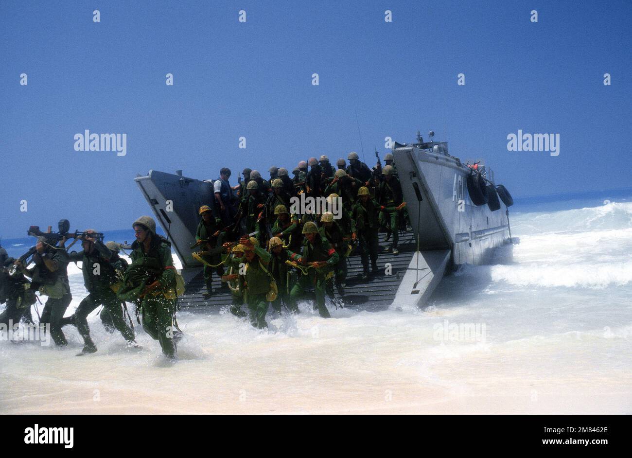 I marines egiziani escono da un'unità 2 dell'Artigianato d'Assalto (ACU-2) LCM-8 un'imbarcazione da sbarco meccanizzata durante un assalto anfibio a sostegno dell'esercizio congiunto multinazionale Bright Star '85. Subject Operation/Series: BRIGHT STAR '85 base: Alexandria Paese: Egitto (EGY) Foto Stock