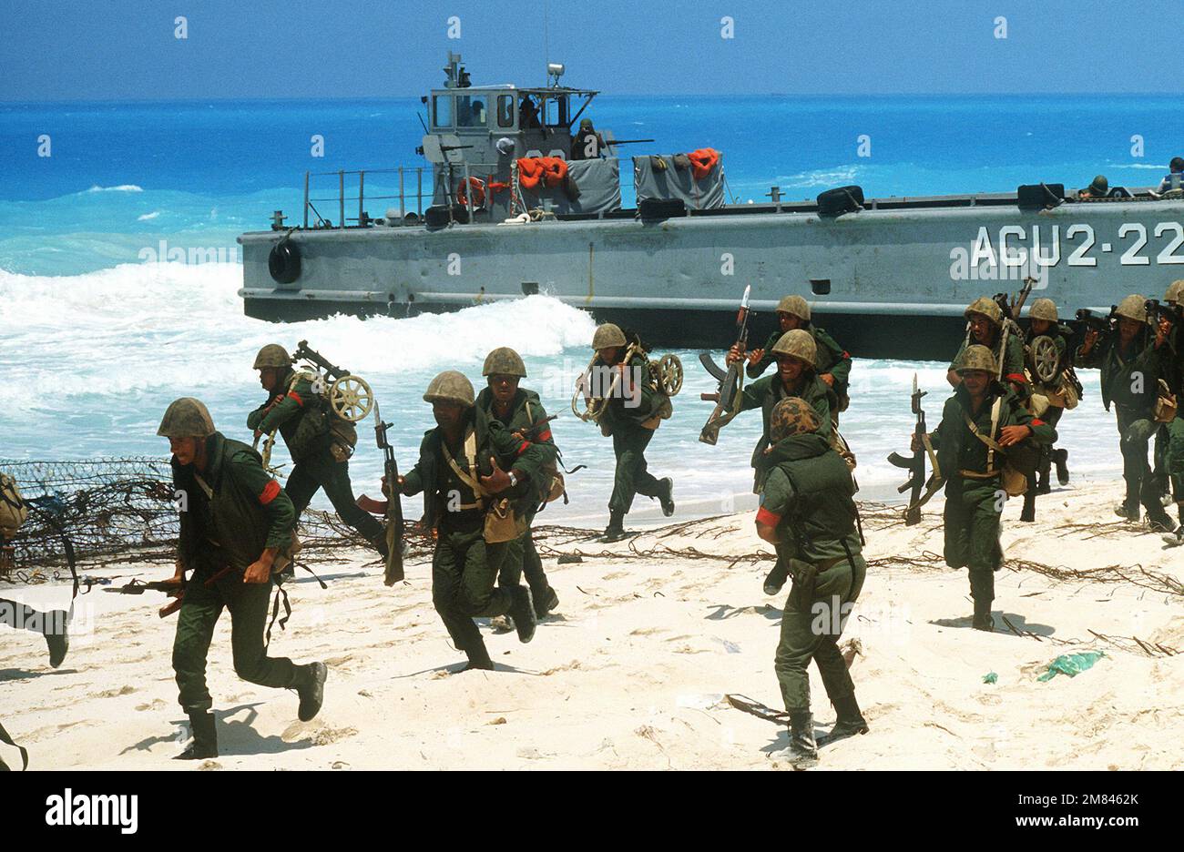 I marines egiziani escono da un'unità 2 dell'Artigianato d'Assalto (ACU-2) LCM-8 un'imbarcazione da sbarco meccanizzata durante un assalto anfibio a sostegno dell'esercizio congiunto multinazionale Bright Star '85. Subject Operation/Series: BRIGHT STAR '85 base: Alexandria Paese: Egitto (EGY) Foto Stock