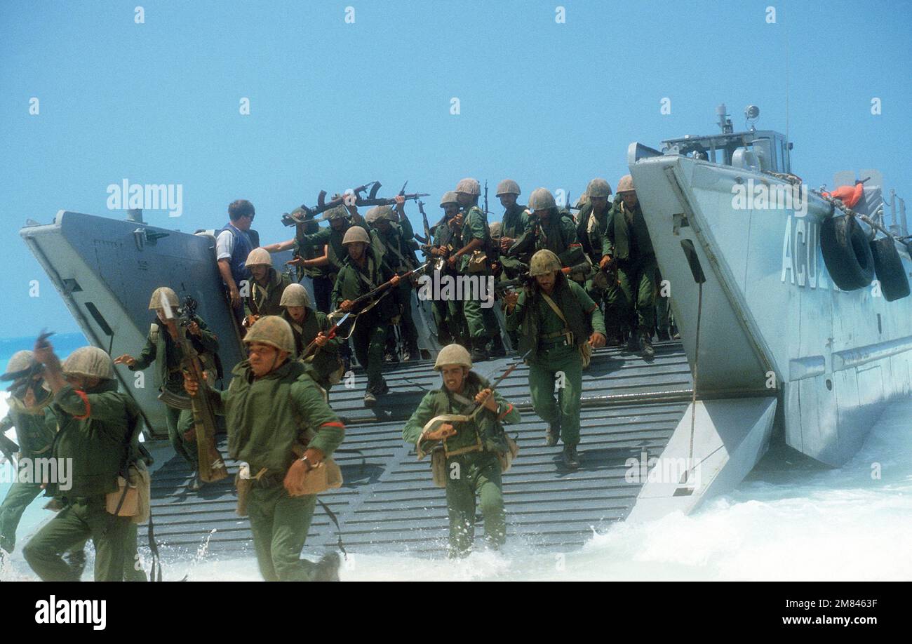 I marines egiziani escono da un'unità 2 dell'Artigianato d'Assalto (ACU-2) LCM-8 un'imbarcazione da sbarco meccanizzata durante un assalto anfibio a sostegno dell'esercizio congiunto multinazionale Bright Star '85. Subject Operation/Series: BRIGHT STAR '85 base: Alexandria Paese: Egitto (EGY) Foto Stock