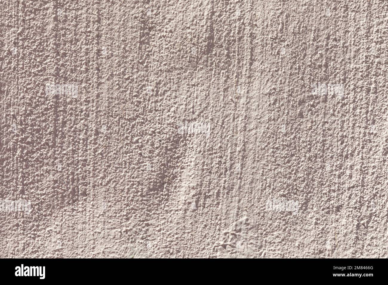 vecchia parete in gesso testurizzata con linee di colore rosso chiaro Foto Stock