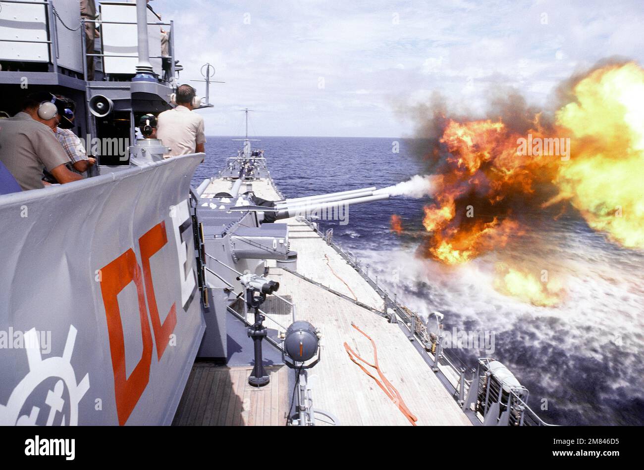 Un proiettile viene sparato dal cilindro centrale della torretta di cannoni di calibro 7 16 pollici/50 Mark 2 a bordo della nave da guerra USS IOWA (BB-61). Paese: Sconosciuto Foto Stock