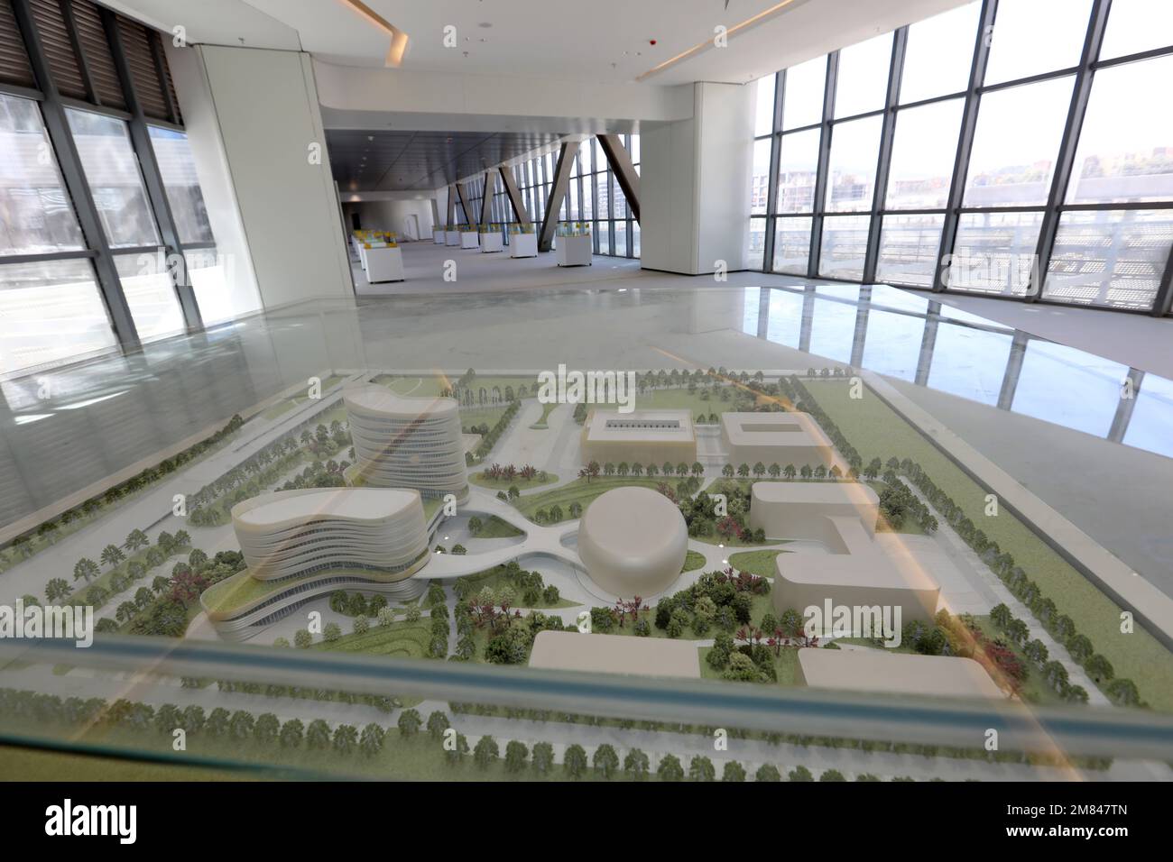 Addis Abeba. 8th Jan, 2023. Questa foto scattata il 8 gennaio 2023 mostra una vista interna dell'edificio della sede centrale dell'Africa Centers for Disease Control and Prevention (Africa CDC) ad Addis Abeba, Etiopia. Mercoledì si è tenuta una cerimonia che segna il completamento del progetto di quartier generale del CDC Africa assistita dalla Cina nel sobborgo meridionale di Addis Abeba. Credit: Dong Jianghui/Xinhua/Alamy Live News Foto Stock