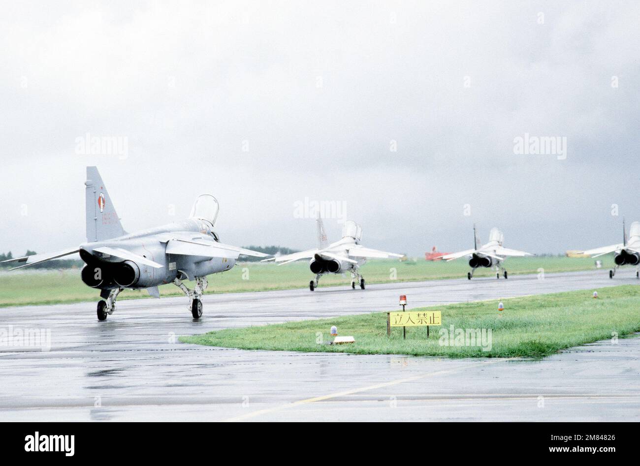 F-1 aereo della 8th Air Wing, Giappone Air Self Defense Force (JASDF), taxi sulla linea di volo durante l'esercizio congiunto Stati Uniti / Giappone Cope Nord 85-4. Oggetto operativo/Serie: EXERCISE COPE NORTH 85-4 base: Nyutabaru Air base Stato: Kyashu Paese: Giappone (JPN) Foto Stock