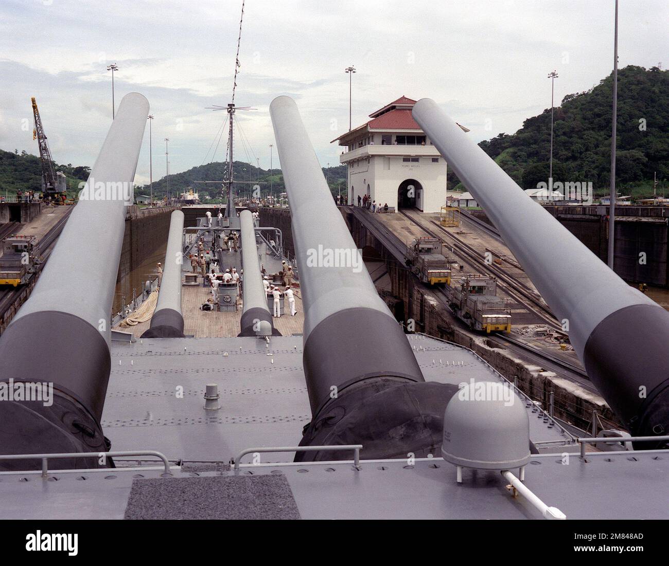 Una vista dalla torretta di cannoni n. 2 Mark 7 16-inch/50-calibro a bordo della nave da guerra USS IOWA (BB-61) come la nave passa attraverso le chiuse Pedro Miguel mentre transita il canale. Base: Canale di Panama Paese: Panama (PAN) Foto Stock