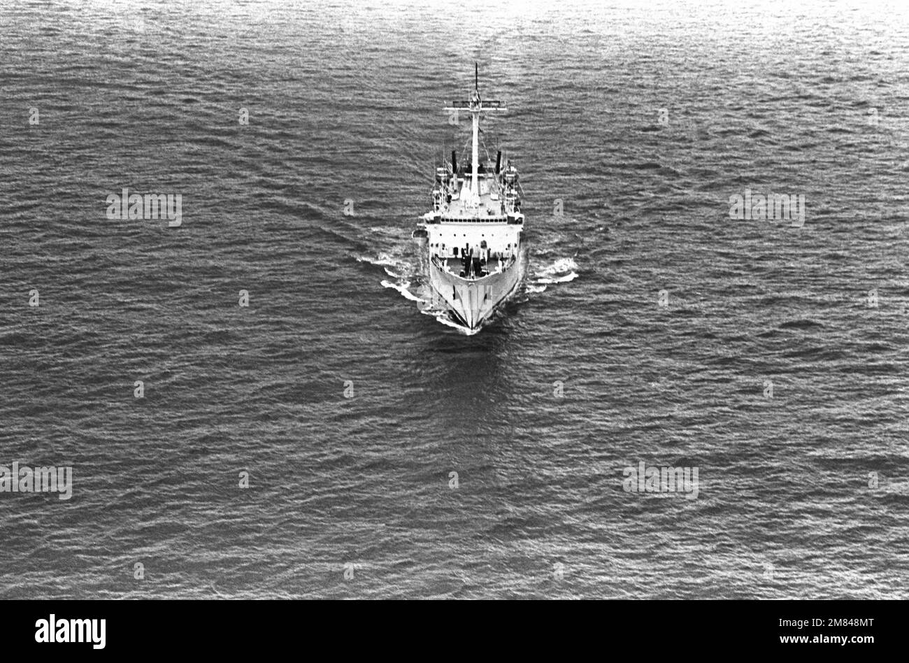 Vista aerea di prua della nave d'indagine USNS CHAUVENET (T-AGS 29) in corso. Paese: Mare di Sula Foto Stock