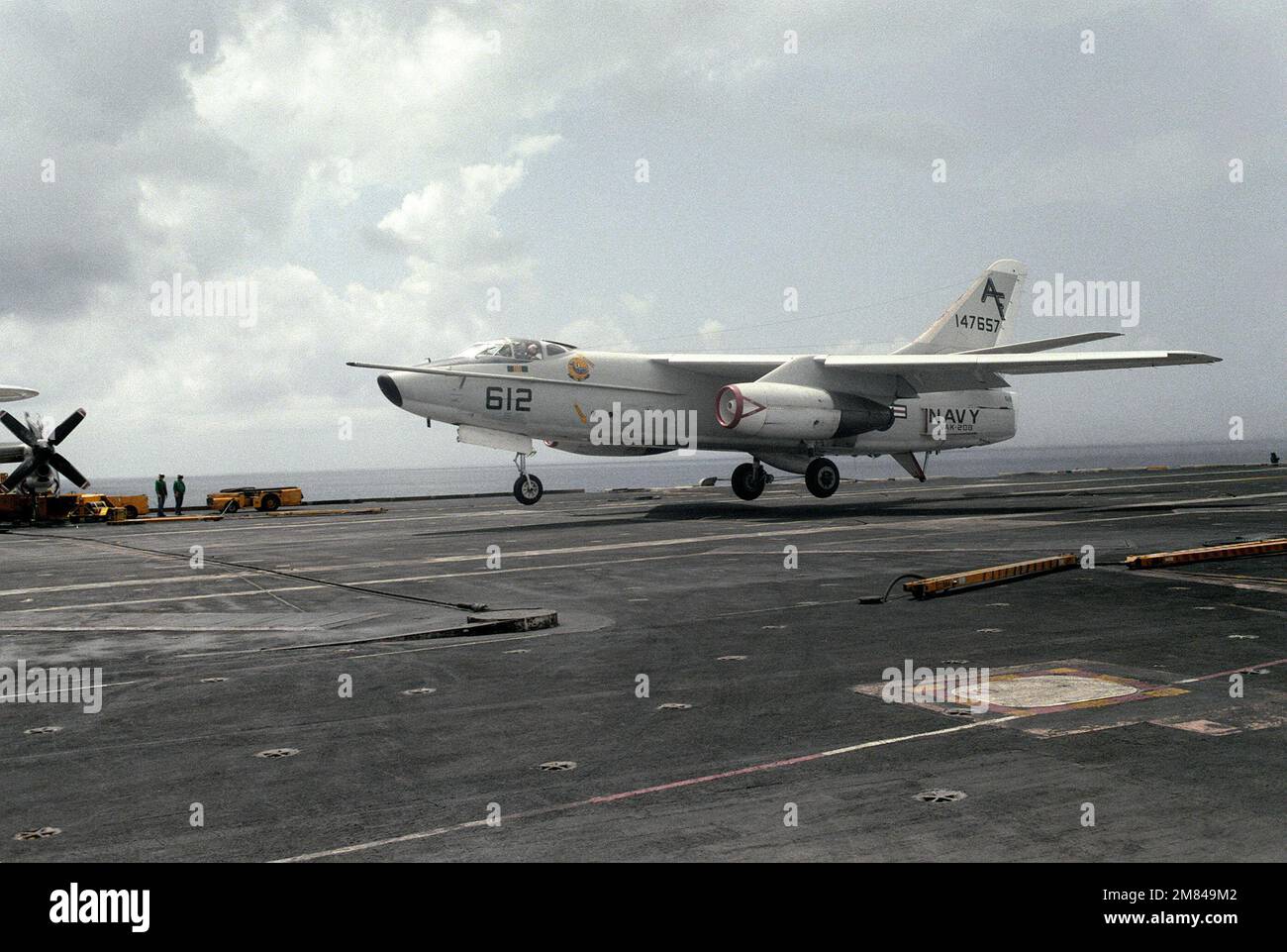 Uno Skywarrior KA-3B della Riserva Navale Tactical Aerial Refuelling Squadron Two-Zero-Eight (VAK-208) durante un atterraggio touch and go sul ponte di volo della portaerei nucleare USS DWIGHT D. EISENHOWER (CVN-69). Base: USS Dwight D Eisenhower (CVN 69) Stato: Florida (FL) Paese: Stati Uniti d'America (USA) Foto Stock