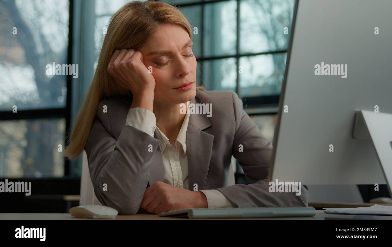 Stanco dormire pigro napping donna d'affari noioso con il lavoro in ufficio con computer sovraccarico esaurito malato ammalato lavoratore donna bisogno di un po 'di riposo a. Foto Stock