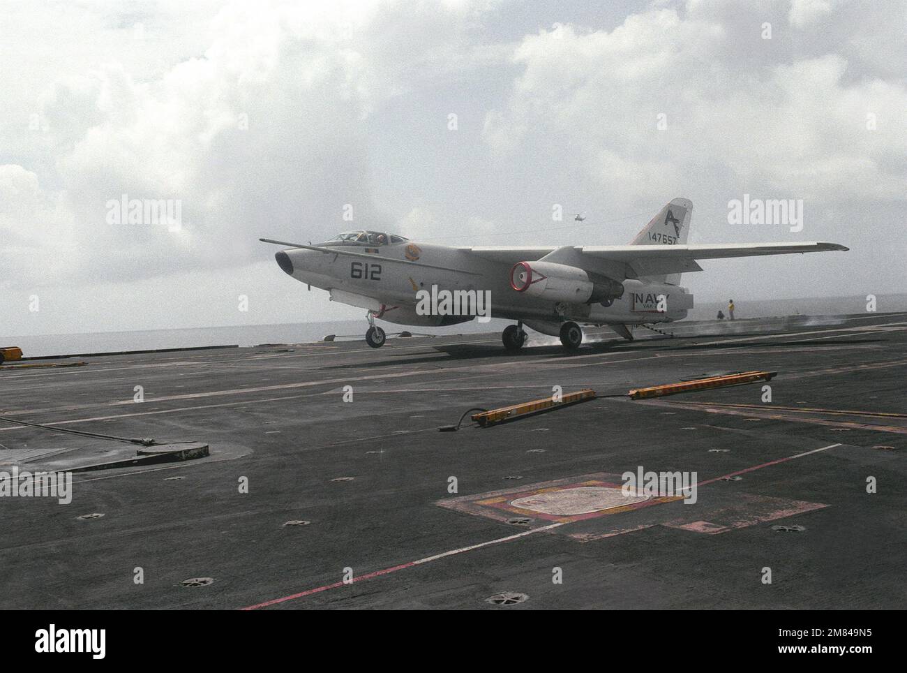 Un aereo Skywarrior KA-3B della Riserva navale Tactical Aerial Refuelling Squadron Two-Zero-Nine (VAK-209) cattura il cavo di arresto durante un atterraggio a bordo della portaerei nucleare USS DWIGHT D. EISENHOWER (CVN-69). Base: USS Dwight D Eisenhower (CVN 69) Stato: Florida (FL) Paese: Stati Uniti d'America (USA) Foto Stock