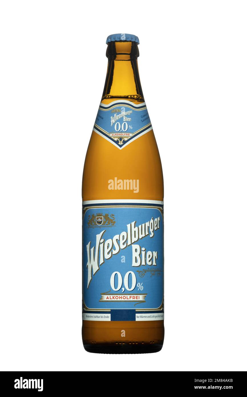 Bottiglia di birra originale Wieselburger isolata su sfondo bianco. Foto Stock
