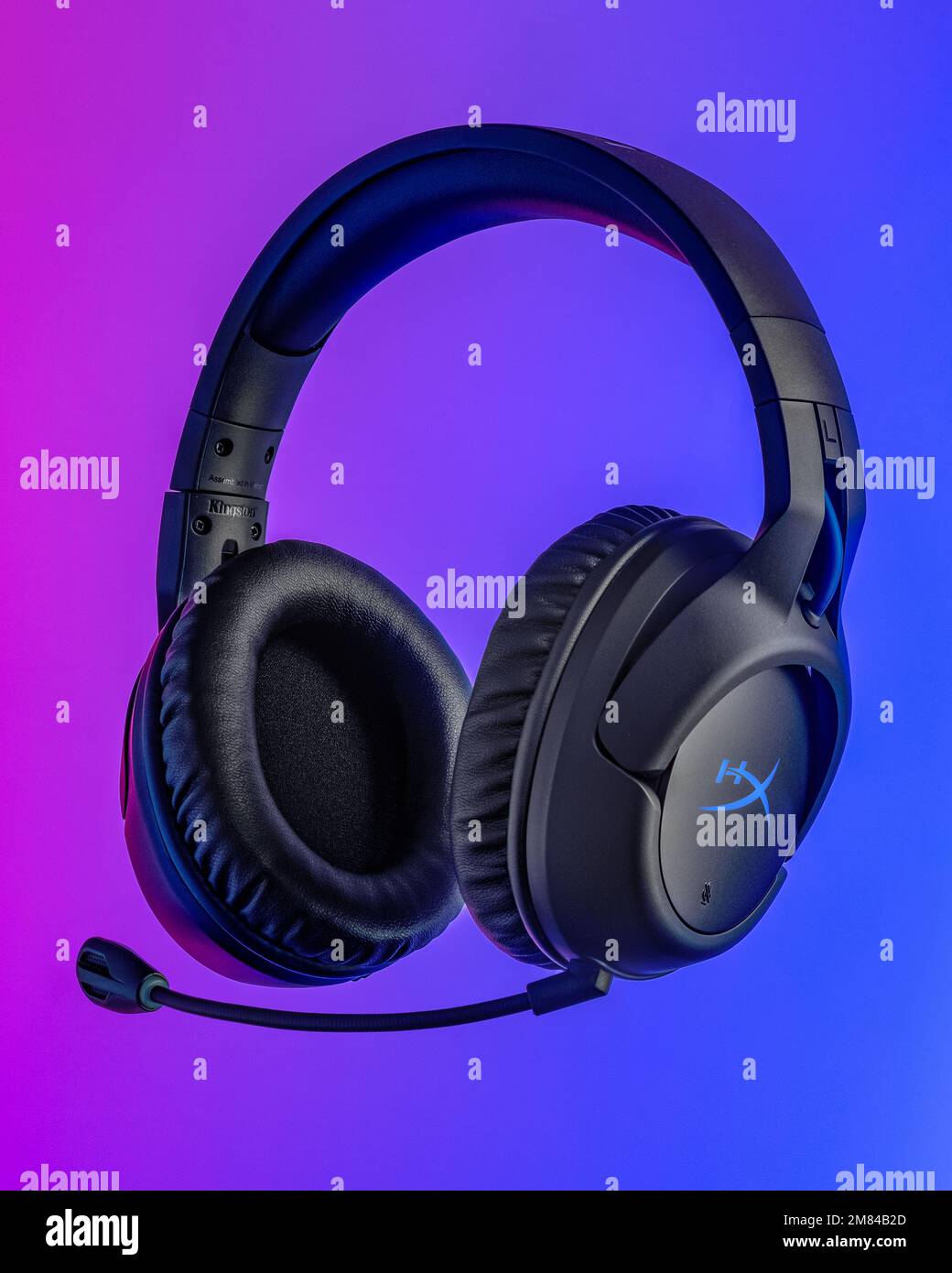 Cuffie wireless nere su sfondo colorato. Foto Stock