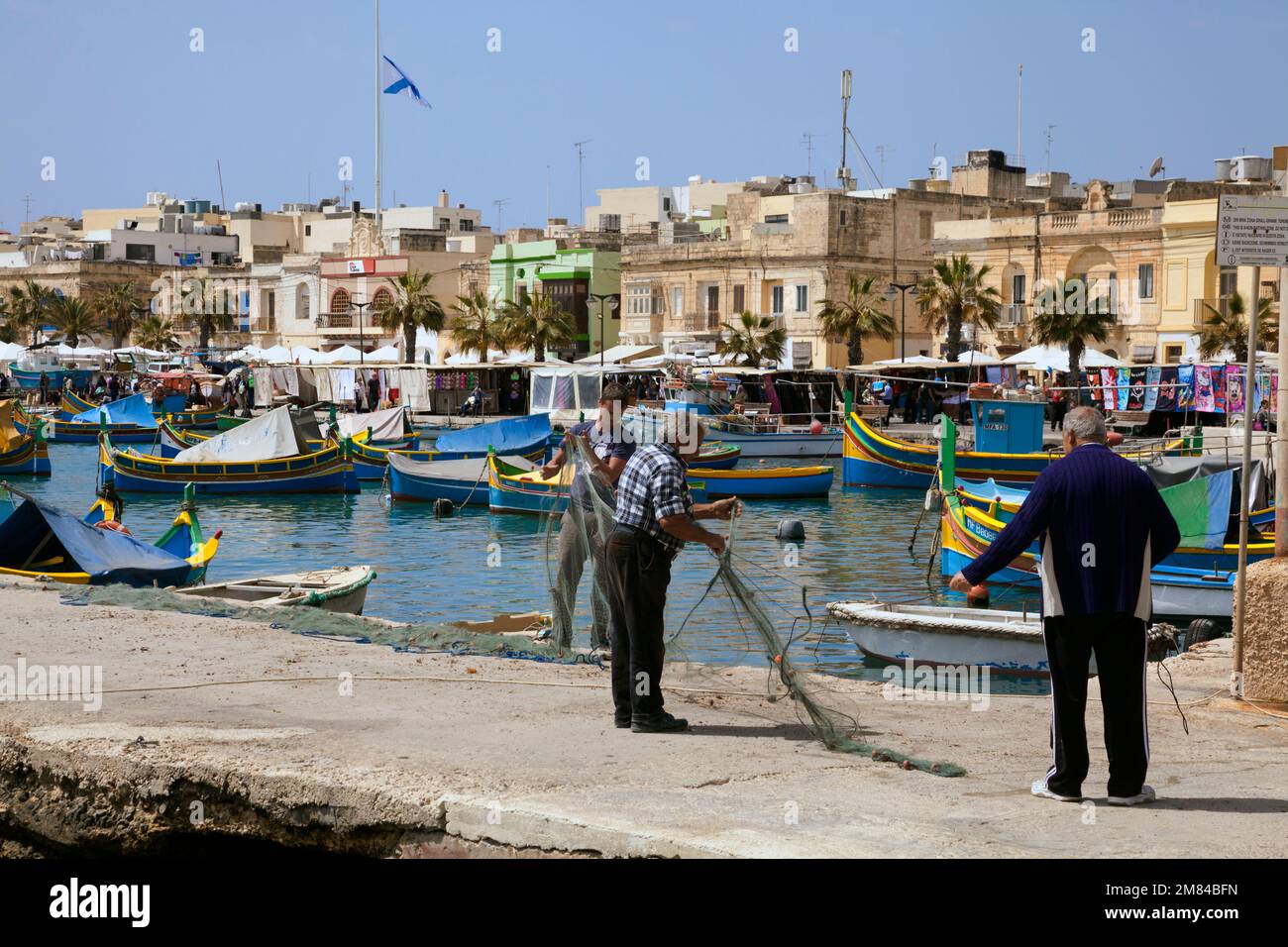 Fischer Richten Ihre Netze, im Hafen von Marsaxlokk, Malta, Europa Foto Stock