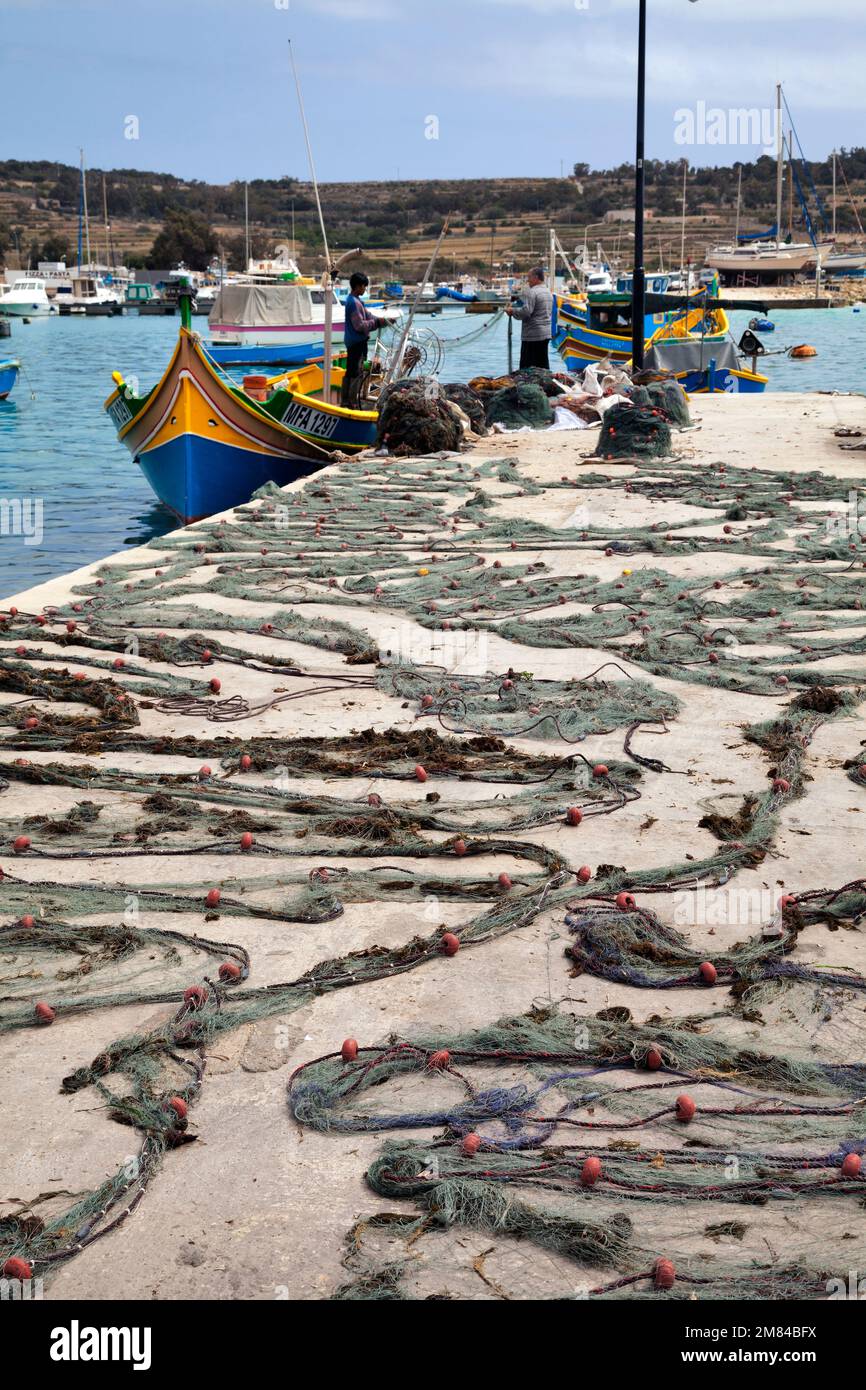 Fischer Richten Ihre Netze, im Hafen von Marsaxlokk, Malta, Europa Foto Stock