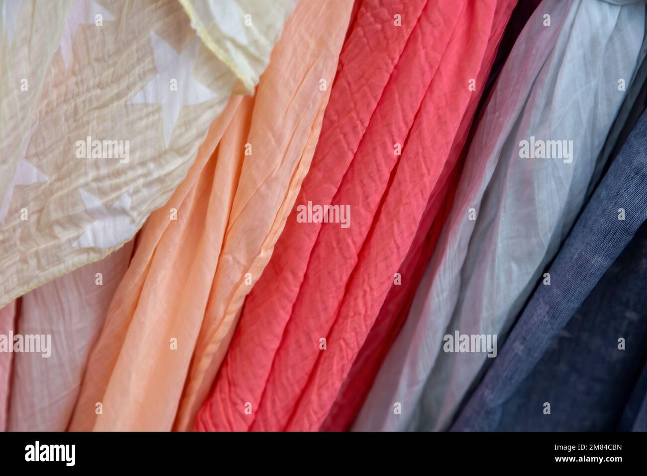 Molti accessori di abbigliamento colorati appesi all'esterno Foto Stock
