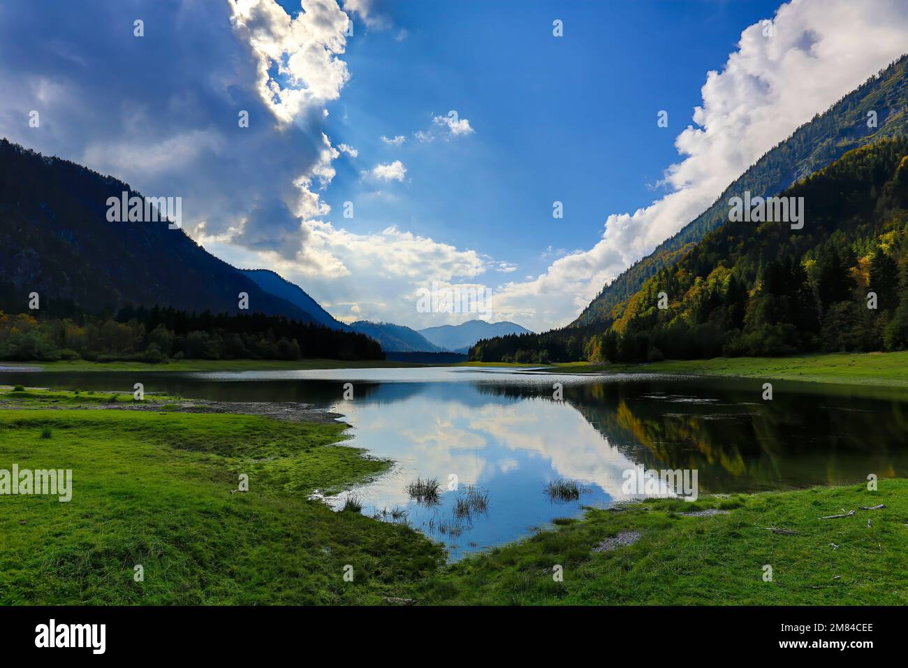 Splendido paesaggio con lago e montagne nelle Alpi Bavaresi in Germania Foto Stock