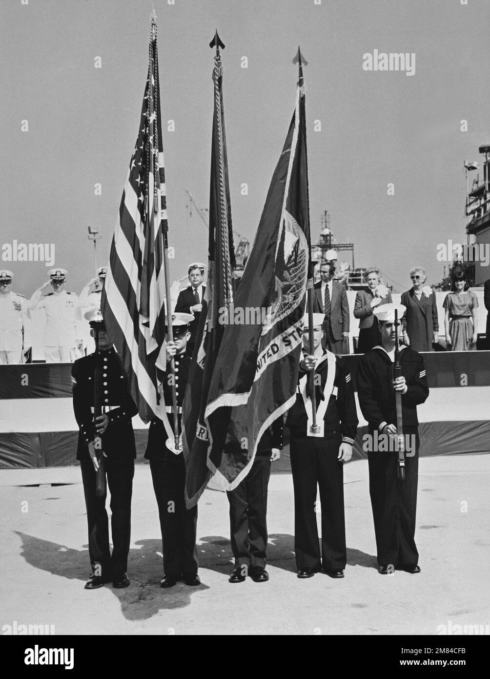 Una guardia d'onore congiunta della Marina e della Marina partecipa alla cerimonia di battesimo per la BAIA MOBILE dell'incrociatore missilistico guidato da Aegis (CG-53). Sono armati di fucili M-14. Dietro di loro è posteriore ADM. W. Meyer, vice comandante, Combat Systems, Naval Sea Systems Command, (a sinistra) e il Sen. Jeremiah Denton Jr., R-Ala., (al centro). Base: Pascagoula Stato: Mississippi (MS) Paese: Stati Uniti d'America (USA) Foto Stock