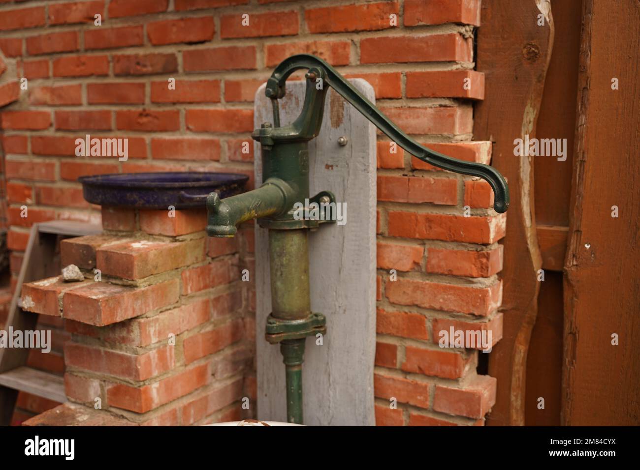 Vecchio villaggio di ferro colonna d'acqua Foto Stock