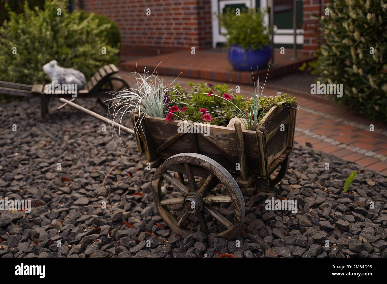Carriola decorativa con fiori all'interno Foto Stock