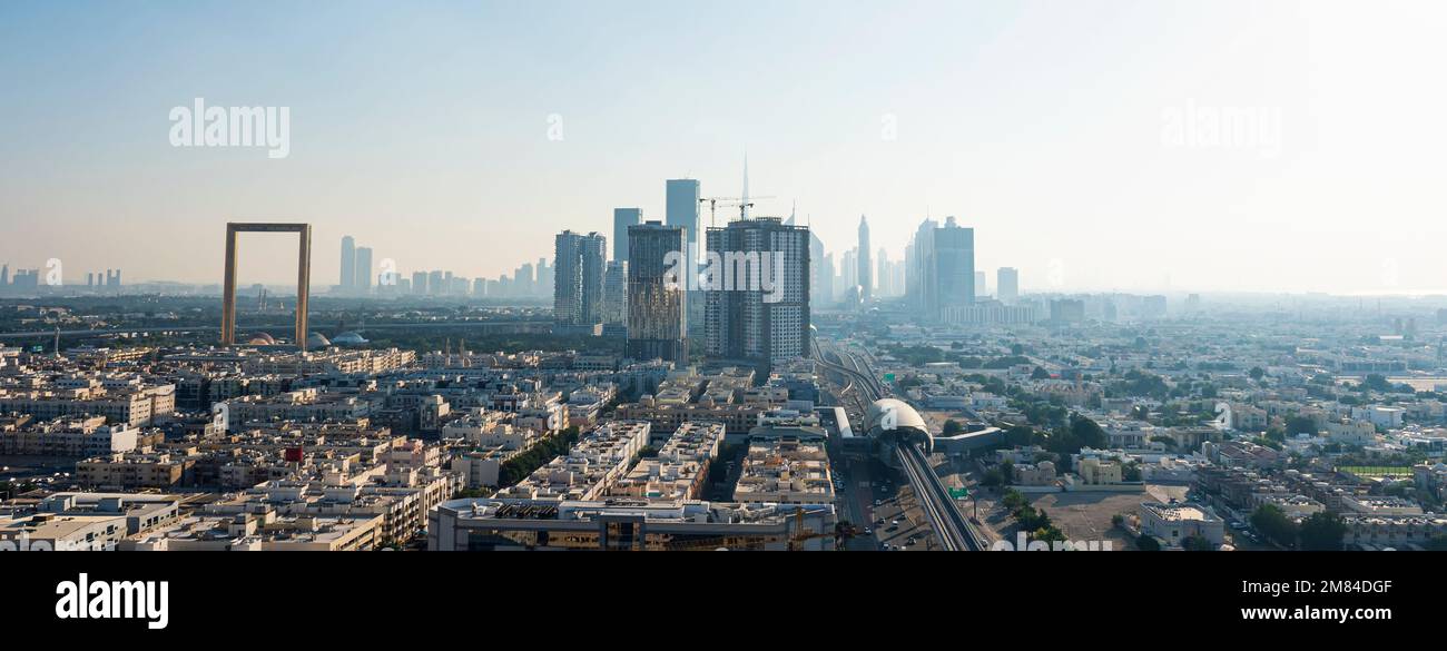 Splendida vista panoramica del centro di Dubai da un'altezza. Dubai, Emirati Arabi Uniti Foto Stock