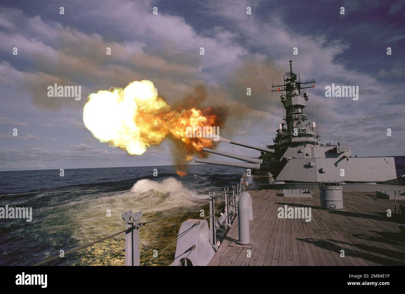 La pistola di calibro 7 16 pollici/50 di No 2 Mark viene sparata a dritta a bordo della nave da guerra USS IOWA (BB-61) durante un esercizio principale di tiro a batteria. Paese: Sconosciuto Foto Stock