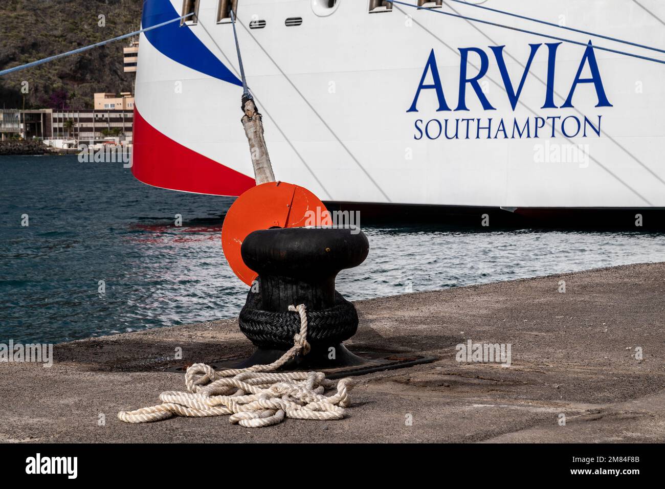 P&o Ariva nel suo primo viaggio ormeggiato a Santa Cruz de Tenerife, Spagna, Isole Canarie, al largo dell'Africa occidentale. Foto Stock