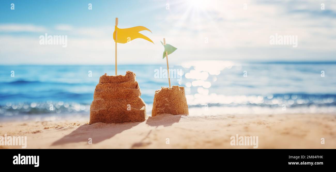 Splendida vista sul mare con castello sulla spiaggia di sabbia. Foto Stock