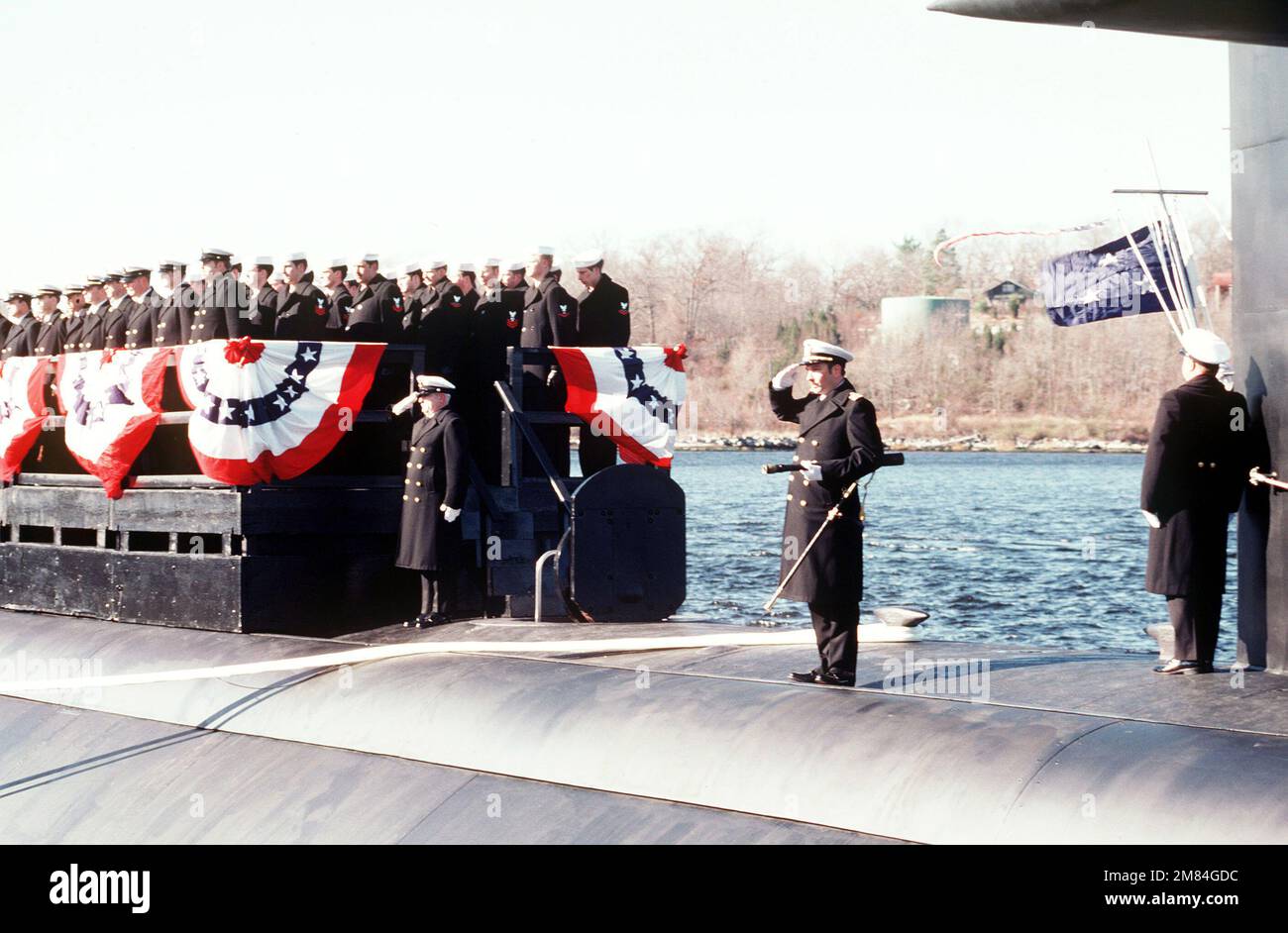 Gli equipaggi a bordo del sottomarino nucleare USS PITTSBURGH (SSN 720) sono all'attenzione durante la messa in servizio della nave. L'ufficiale del giorno sta tenendo un lungo bicchiere. Base: Naval Submarine base, New London Stato: Connecticut (CT) Paese: Stati Uniti d'America (USA) Foto Stock