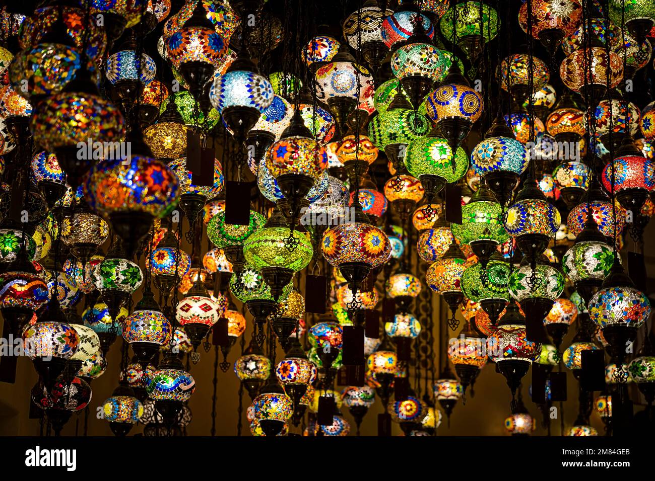Colorata lampada turca sospesa sul soffitto del Dubai Gold Souk Bazaar, lampade multicolore per la decorazione degli interni, migliori posti da visitare a Du Foto Stock