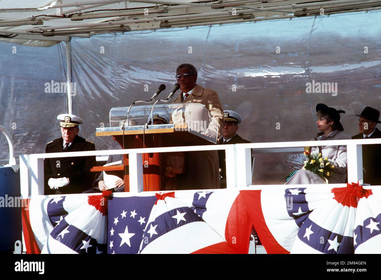 I rappresentanti K. Leroy Irvis, relatore della Camera dei rappresentanti della Pennsylvania, consegna un discorso durante la messa in servizio del sottomarino di attacco nucleare USS PITTSBURGH (SSN 720). A sinistra è seduto il Vice Ammiraglio Bernard M. Kuderer, Comandante della forza sottomarina, Stati Uniti Atlantic Fleet, e seduto sulla destra è lo Sponsor Carol H. Sawyer. Base: Naval Submarine base, New London Stato: Connecticut (CT) Paese: Stati Uniti d'America (USA) Foto Stock