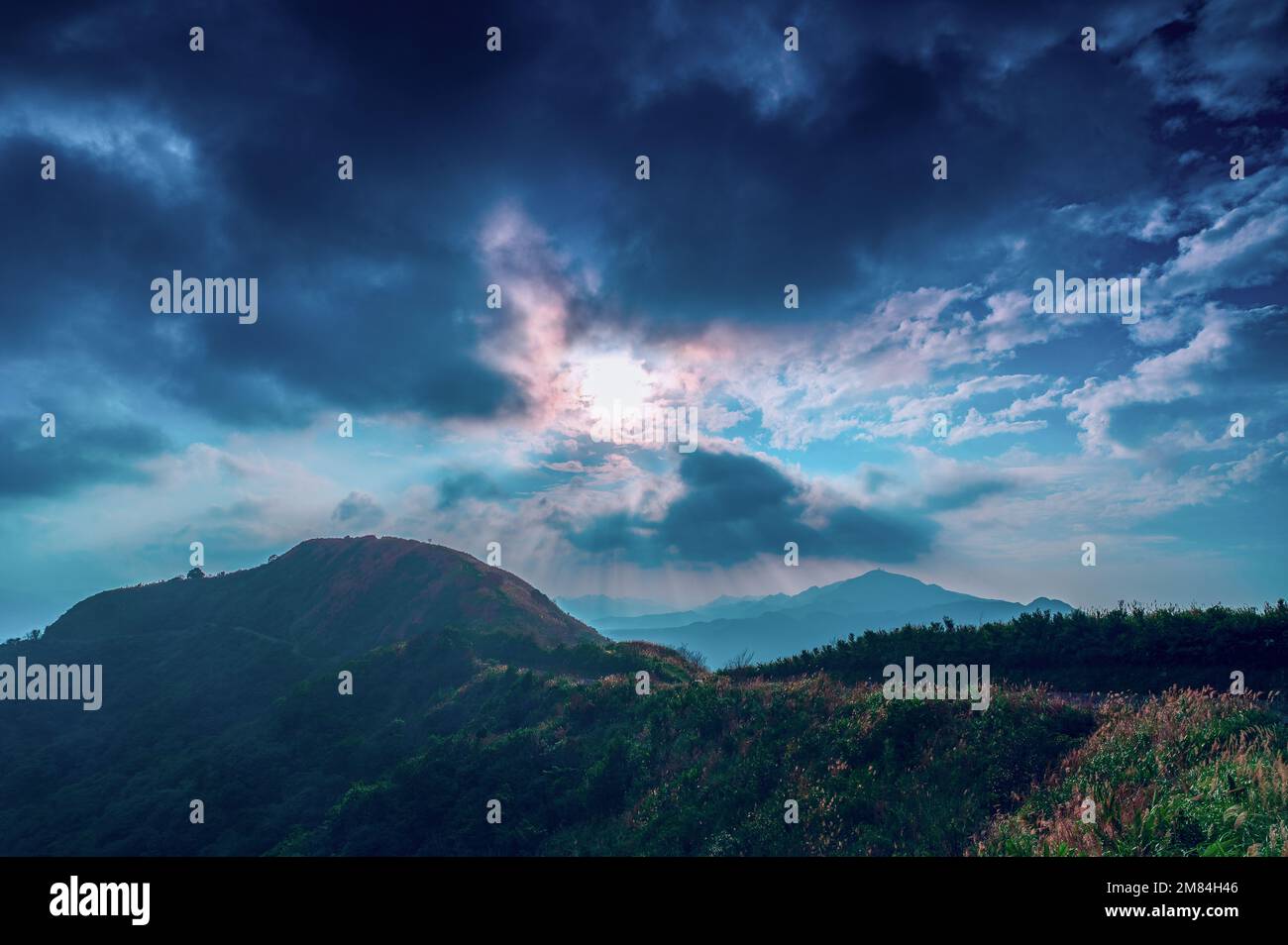 Guarda il romantico Crepuscolo Ray (luce nube gap) sulla montagna. Padiglione Buyan, quartiere Shuangxi, New Taipei City. Taiwan Foto Stock