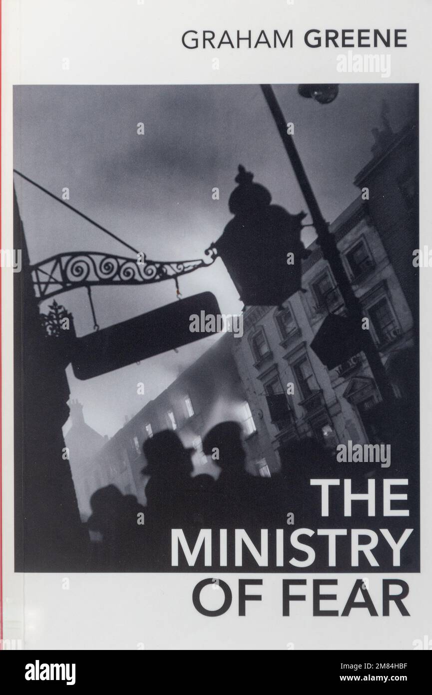 Libro cartaceo del Ministero della paura, un romanzo classico del 1943 di Graham Greene Foto Stock