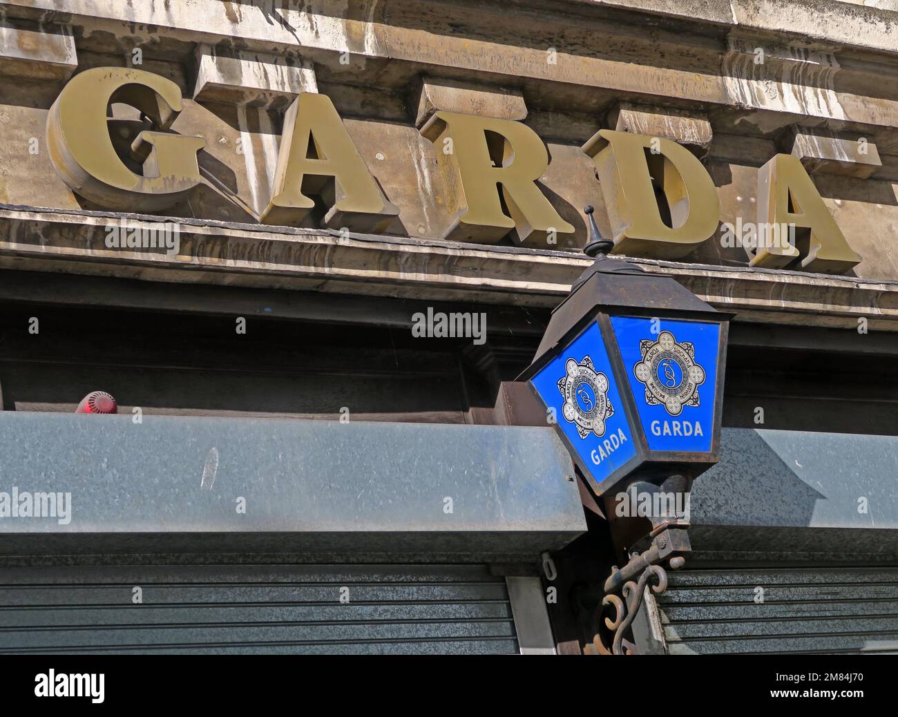 Polizia irlandese del Garda, ufficio con lampada blu, 44 o'Connell Street Upper, North City, Dublino 1, D01 KD74, Irlanda Foto Stock