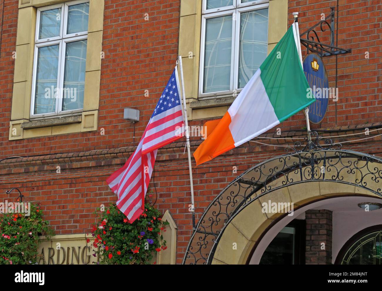 Collegamenti americani con Irlanda, stelle e strisce degli Stati Uniti, e la bandiera tricolore irlandese vola fuori dall'Harding Hotel, Fishamble St, Temple Bar, Dublino Foto Stock