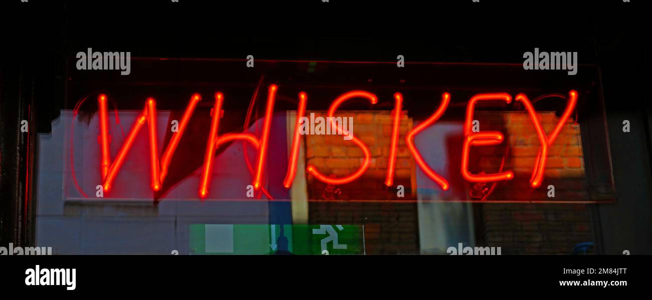 Irish Whiskey Liquor rosso neon segno, a Dublino, Eire, Irlanda Foto Stock