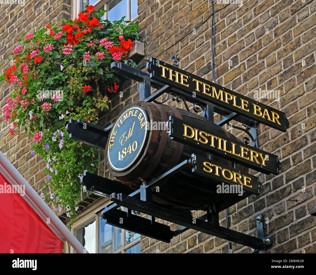 The Temple Bar distillery store, Dublin, Est 1840, 47-48 Temple Bar, Dublin 2, D02 N725, Eire, Irlanda Foto Stock
