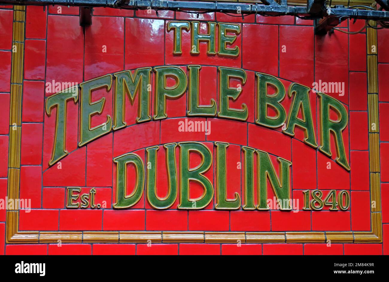 Parete rossa/verde piastrellata al Temple Bar, Dublino, Est 1840, 47-48 Temple Bar, Dublino 2, D02 N725, Eire, Irlanda Foto Stock