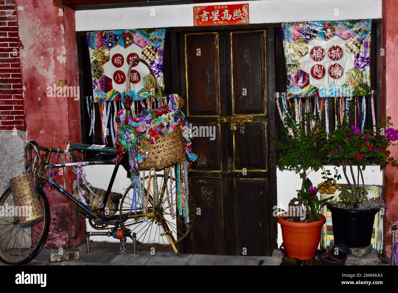 La porta d'ingresso di una casa cinese a caso a Penang Foto Stock