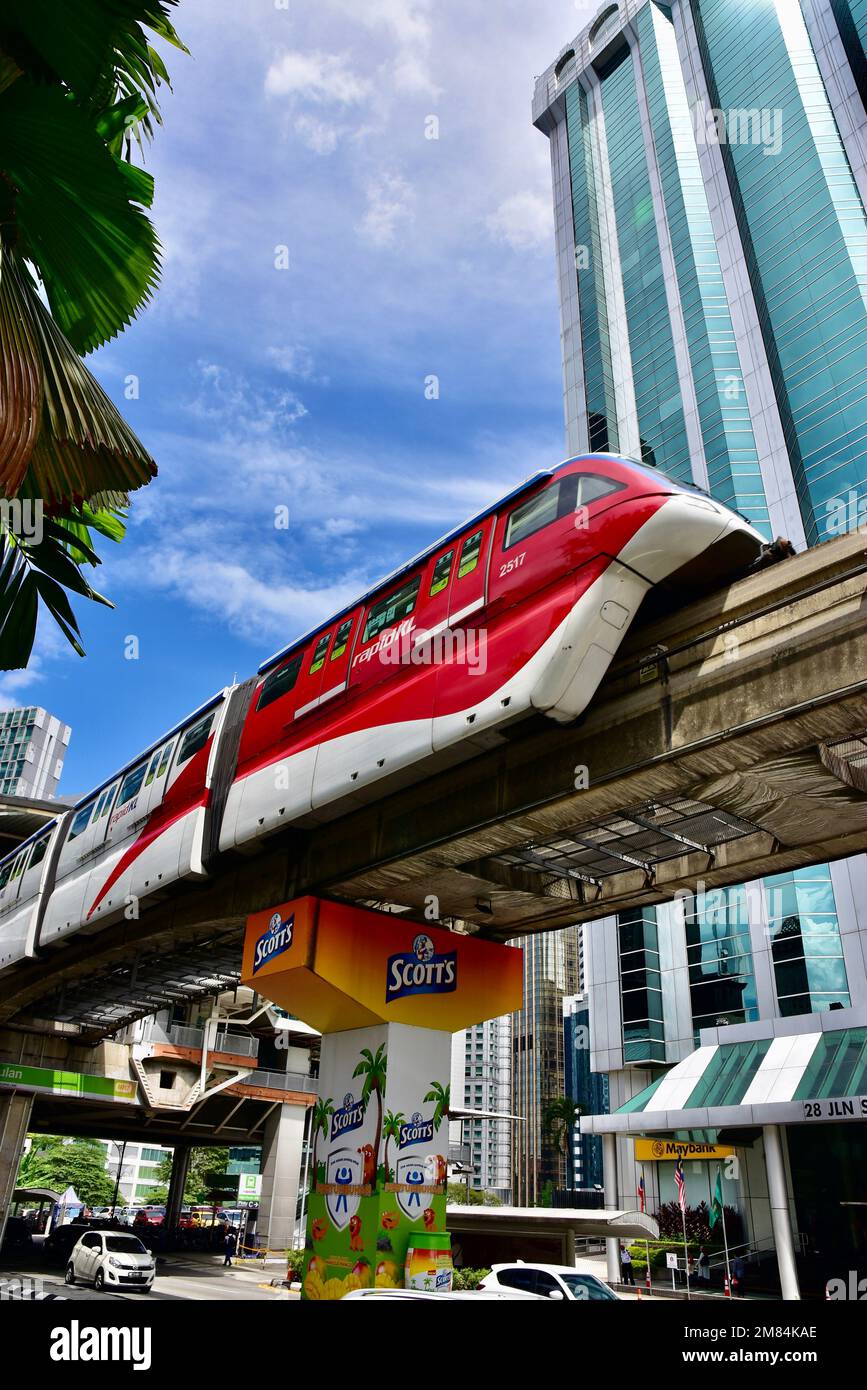 Un treno urbano monorotaia di colore rosso che squarciava la città di Kuala Lumpur, Malesia Foto Stock