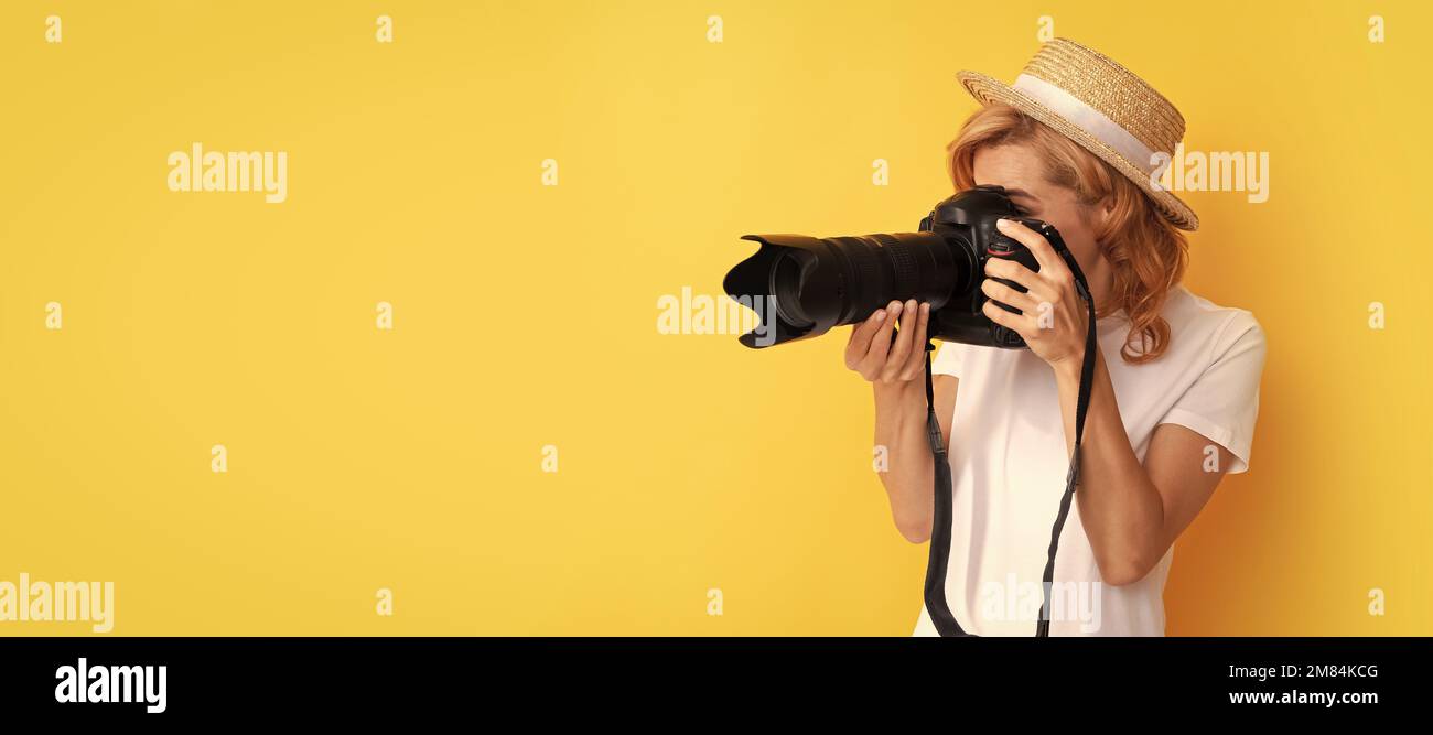 fotografo professionista con fotocamera in cappello di paglia fare foto, fotografare. Donna isolato volto ritratto, banner con mock up spazio copia. Foto Stock