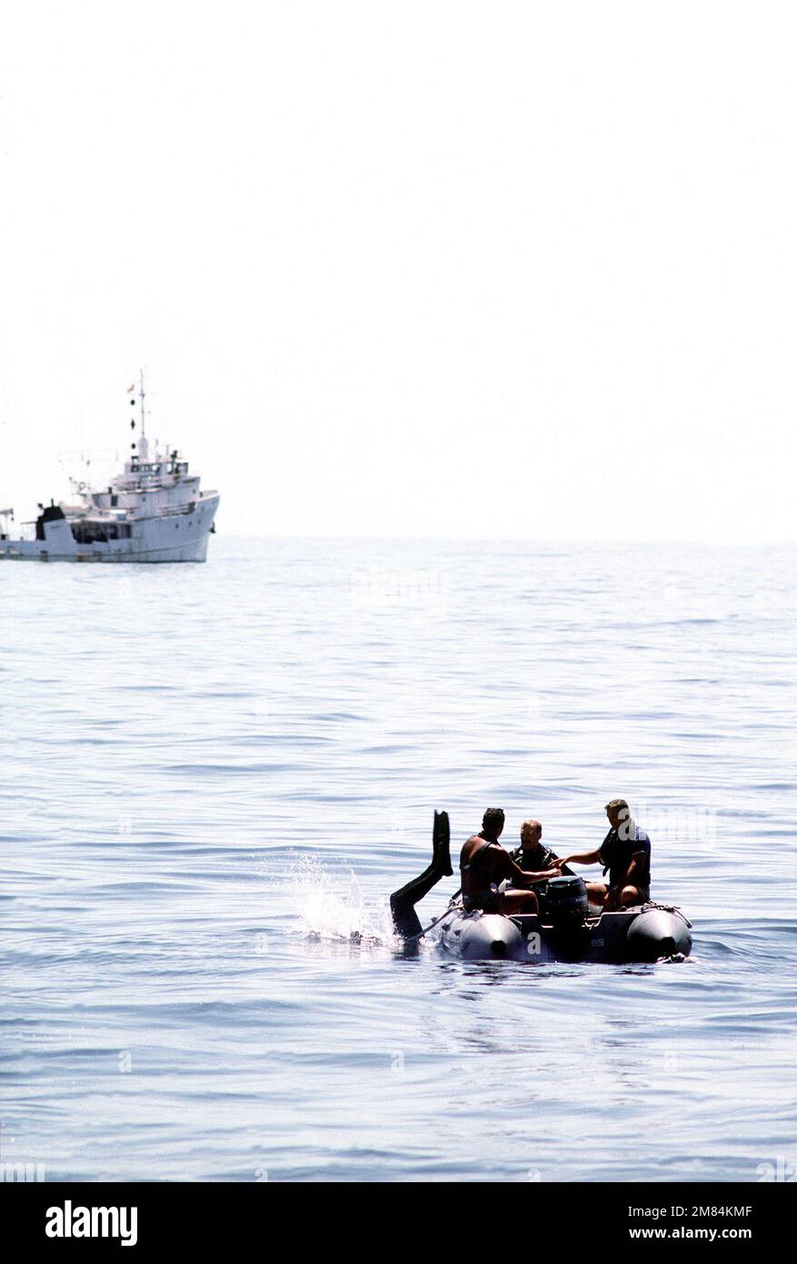 Un subacqueo va a bordo da un gommone durante le operazioni di recupero per lo Space Shuttle orbiter Challenger. Sullo sfondo è la nave di salvataggio USS CONSERVATORE (ARS-8). Paese: Oceano Atlantico (AOC) Foto Stock