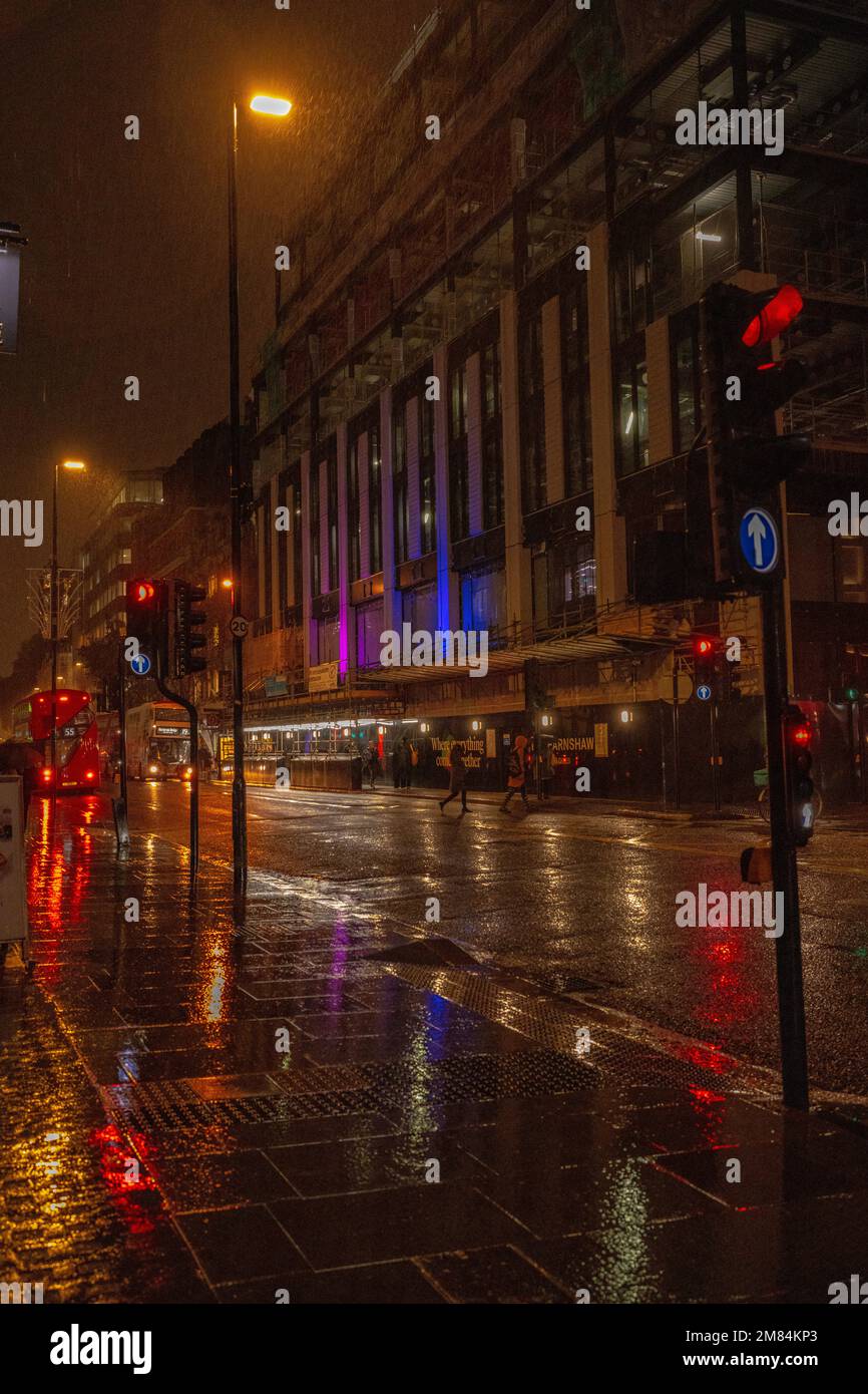 Le strade piovose di Londra Foto Stock